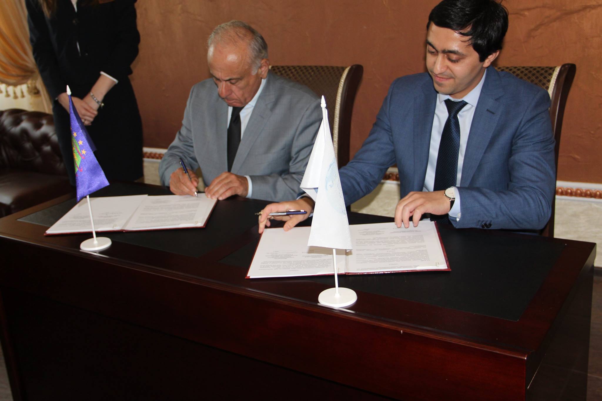 غرفة التجارة و الصناعة في جمهورية أبخازيا توقع على إتفاقيتي تعاون الأولى مع الهئية الحكومية العامة للجمارك في جمهورية أبخازيا و الثانية مع الهيئة الحكومية العامة للمعايير و الرقابة الإستهلاكية و الفنية في جمهورية أبخازيا .