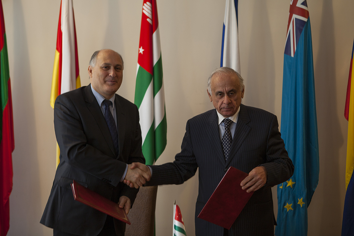 توقيع النسخة الجديدة من إتفاقية التعاون بين غرفة التجارة و الصناعة في جمهورية أبخازيا و وزارة الشؤون الخارجية في جمهورية أبخازيا .