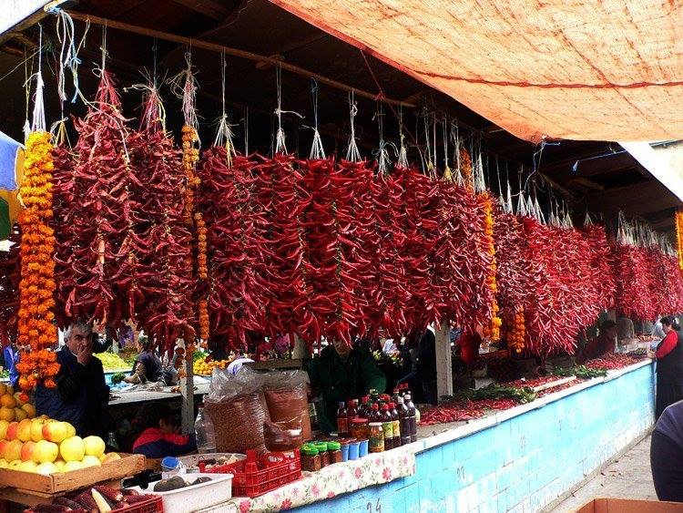 الخضراوات و النباتات في أبخازيا , لا يمكن تخيل أي مطبخ في العالم خالٍ من الخضروات و المطابخ الأبخازية ليست بمنئ عن هذا الوصف . 