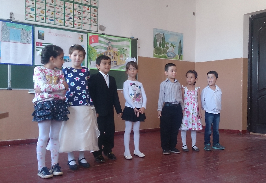 الطلاب العائدين في المدرسة الثالثة.