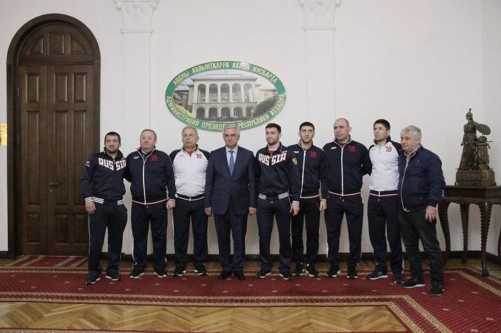 لقاء الرئيس الأبخازي راؤول خادجيمبا بعدد من لاعبي الفريق الأولمبي الروسي للمصارعة الحرة .
