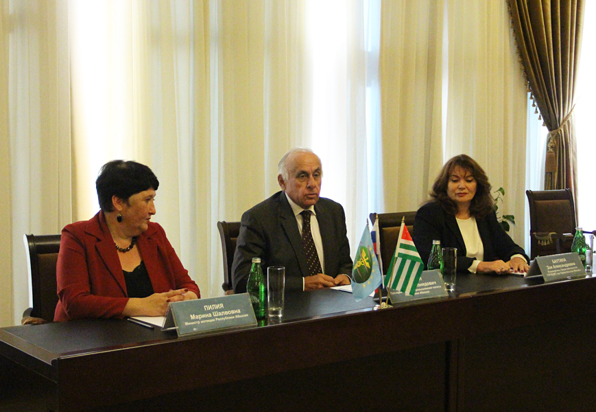 توقيع إتفاقيتي تعاون بين غرفة التجارة و الصناعة في جمهورية أبخازيا و وزارة العدل الأبخازية و أخرى مع مركز موسكو للتعاون الدولي .