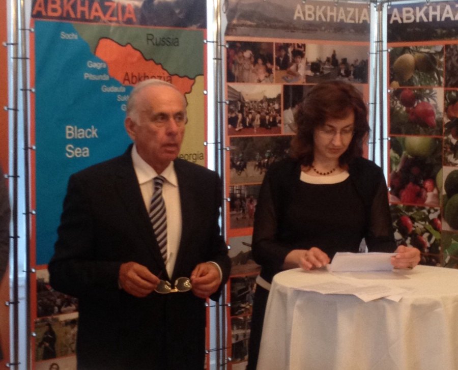  المعرض التوضيحي المثمر الذي قدمه وفد غرفة التجارة و الصناعة الأبخازية في ألمانيا حول الإمكانيات الإستثمارية و الإقتصادية في جمهورية أبخازيا . 