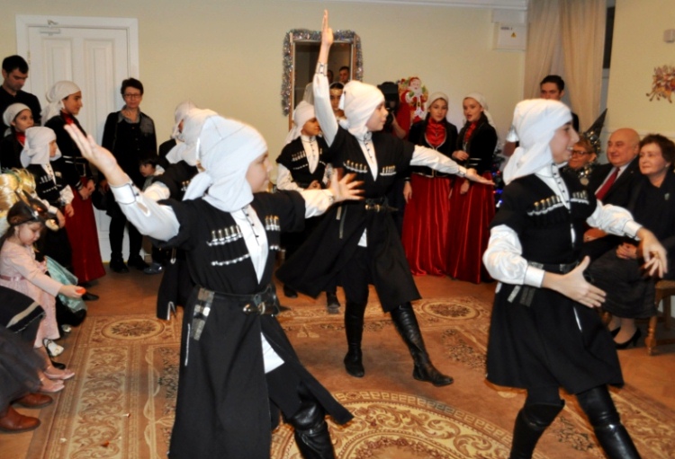 السفارة الأبخازية في روسيا تقوم بتنظيم كرنفال تقليدي للأطفال. 