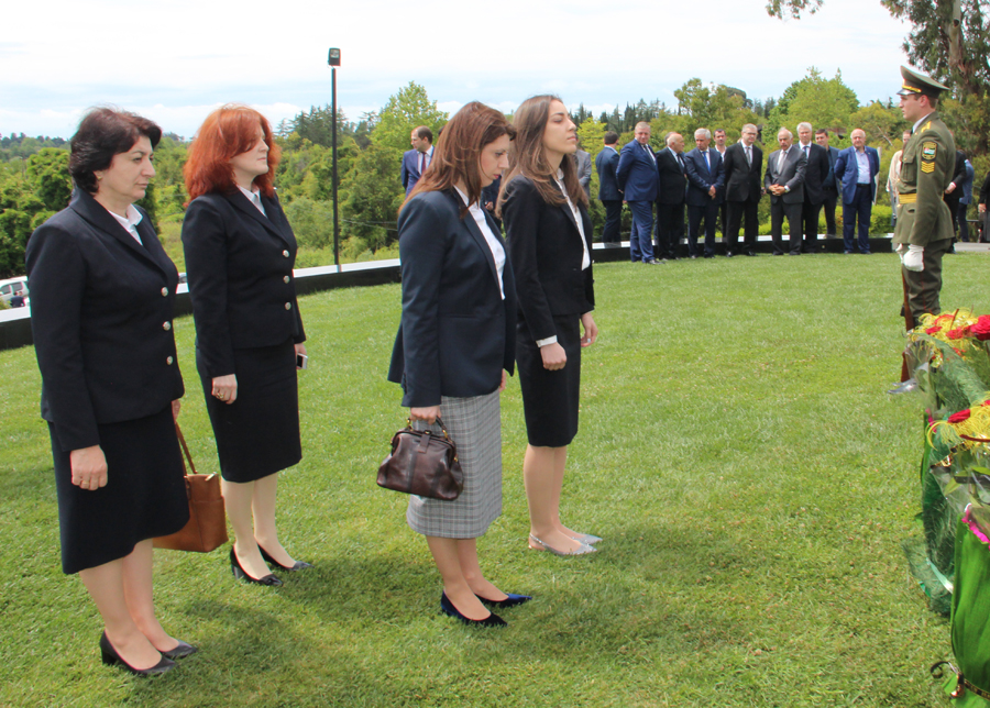 مشاركة ممثلي غرفة تجارة و صناعة جمهورية أبخازيا في مراسم وضع الزهور على ضريح القائد البطل , الرئيس الأول لجمهورية أبخازيا فلاديسلاف أرزينبا .